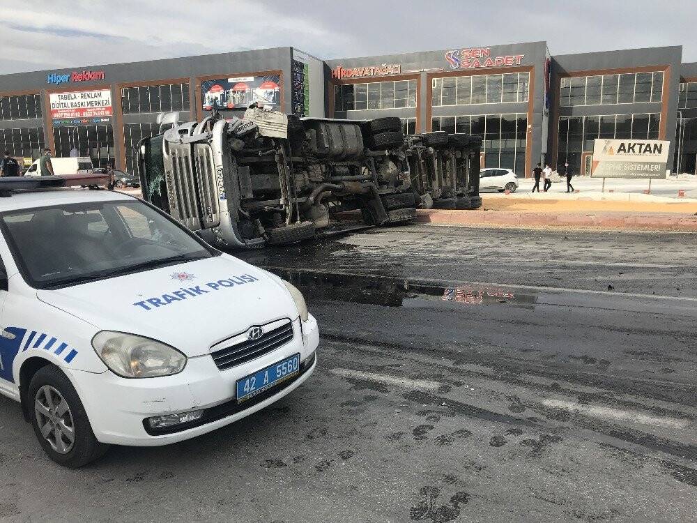 Konya’da kaza! Mısır yüklü tır otomobillere çarpıp devrildi