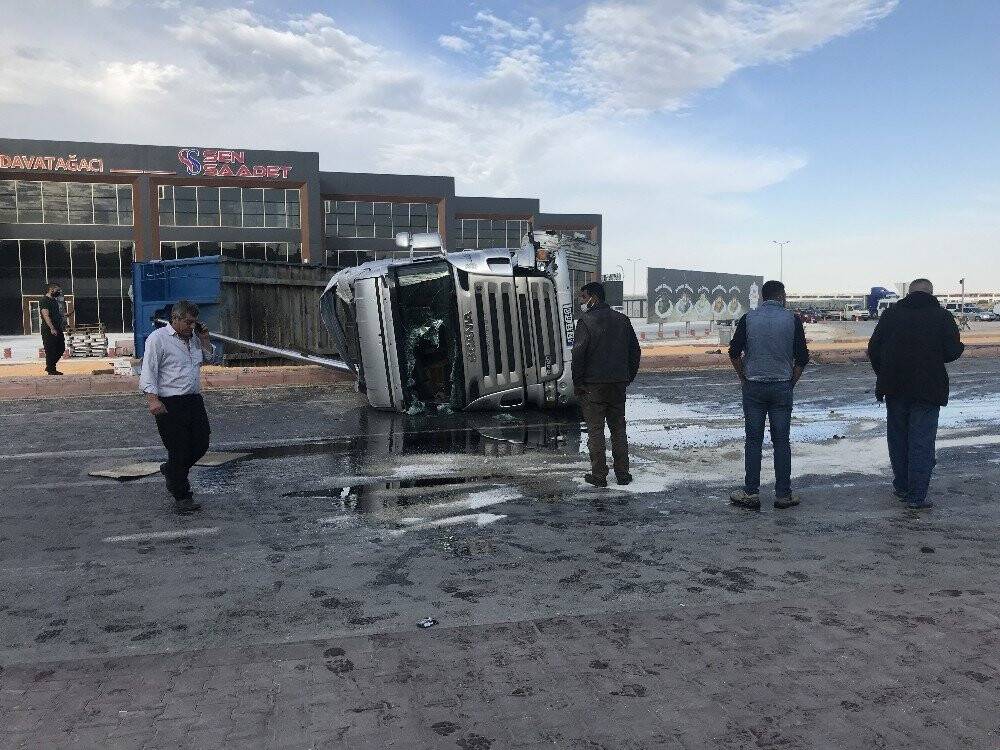Konya’da kaza! Mısır yüklü tır otomobillere çarpıp devrildi