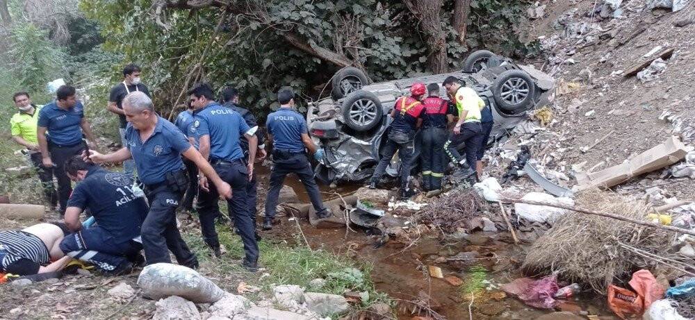 Otomobil dereye uçtu, anne ve kızı hayatını kaybetti