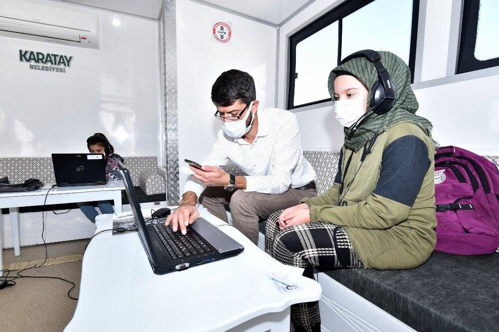Karatay'da 16 mahallede 'Mobil EBA Destek Noktası' projesi hayata geçti