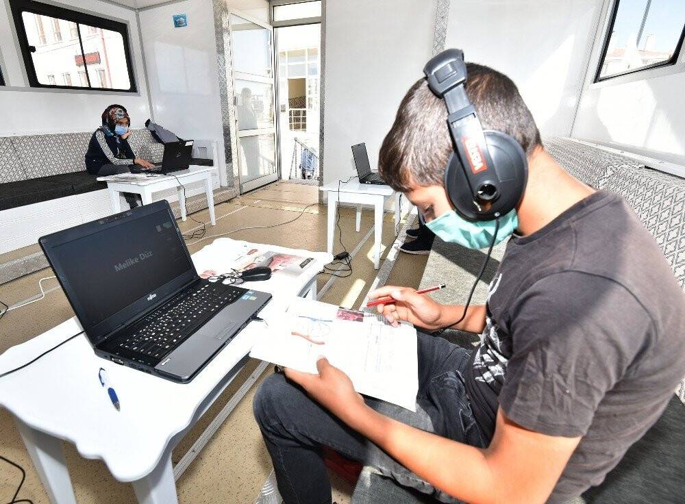 Karatay'da 16 mahallede 'Mobil EBA Destek Noktası' projesi hayata geçti