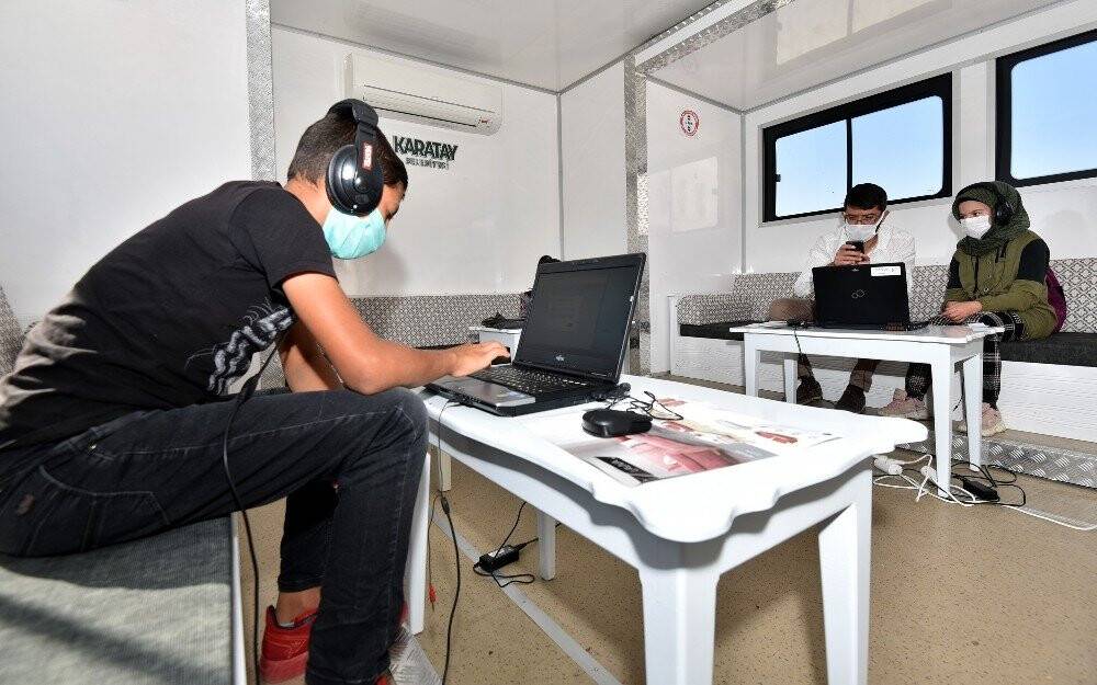 Karatay'da 16 mahallede 'Mobil EBA Destek Noktası' projesi hayata geçti