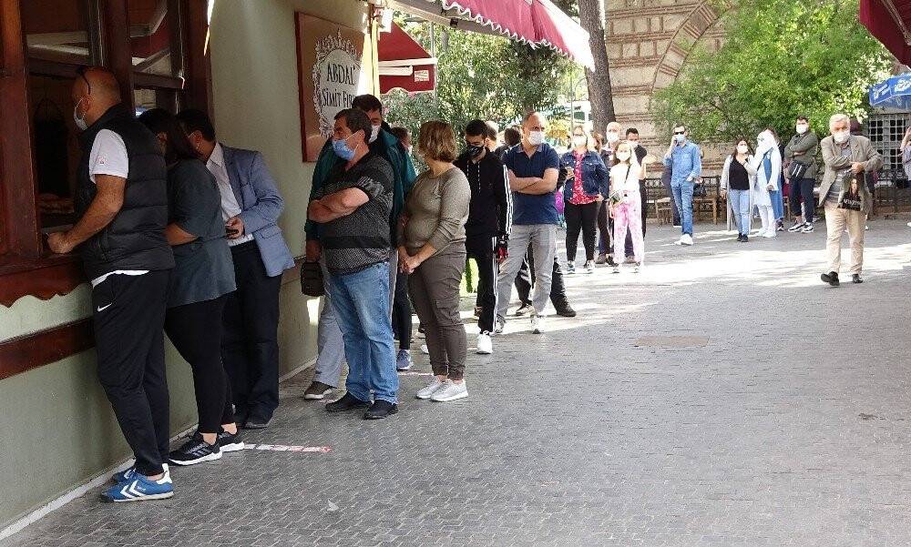 Tarihi fırınlarda saatlerce simit kuyruğu