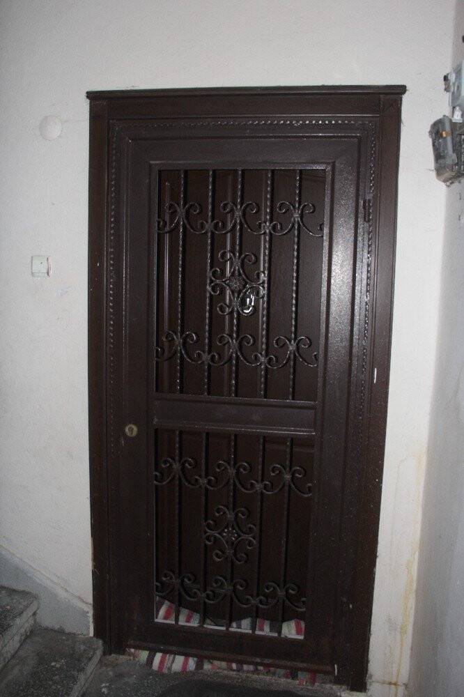 Adana'da kıskandığı eşini eve kilitledi