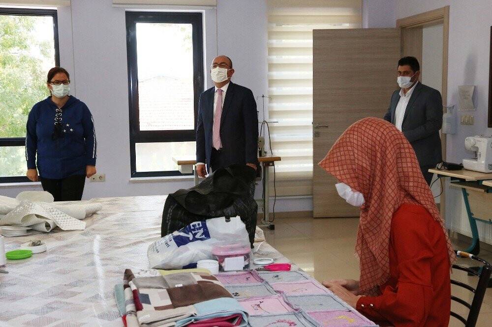 Meram Belediyesi tesislerinin kadın kursiyerleri pandemide önlemleri alıp eğitime devam ediyor