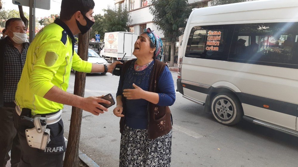 Çocuğuna araç çarpan anneyi hiç kimse sakinleştiremedi