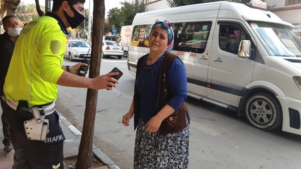 Çocuğuna araç çarpan anneyi hiç kimse sakinleştiremedi