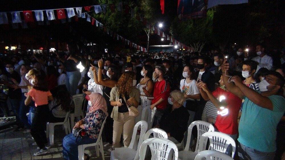 Murat Dalkılıç konserinde korona unutuldu