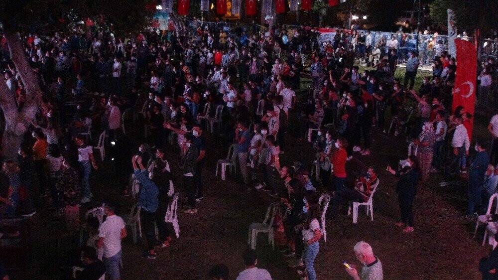 Murat Dalkılıç konserinde korona unutuldu