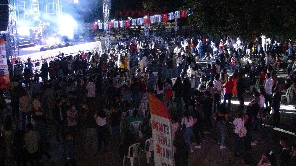 Murat Dalkılıç konserinde korona unutuldu