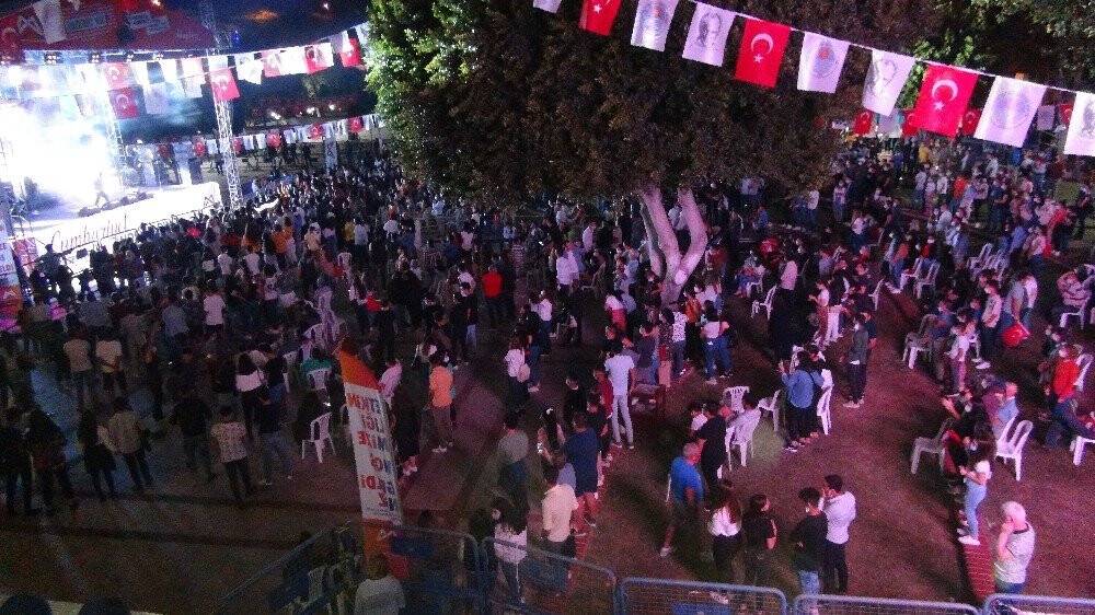 Murat Dalkılıç konserinde korona unutuldu