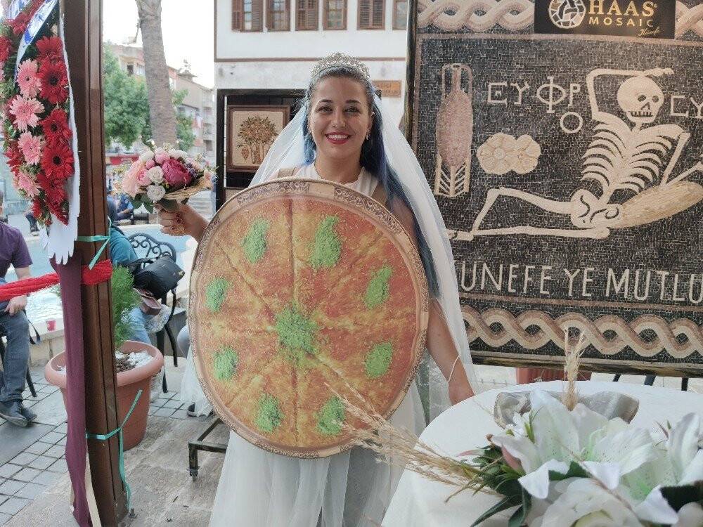Hatay’da künefe ile mozaiği evlendirdiler