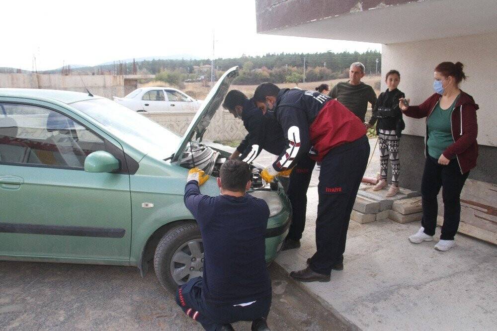 Otomobilden kedi kurtarma operasyonu