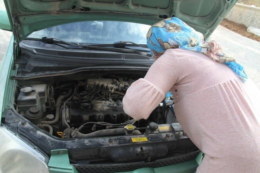 Otomobilden kedi kurtarma operasyonu