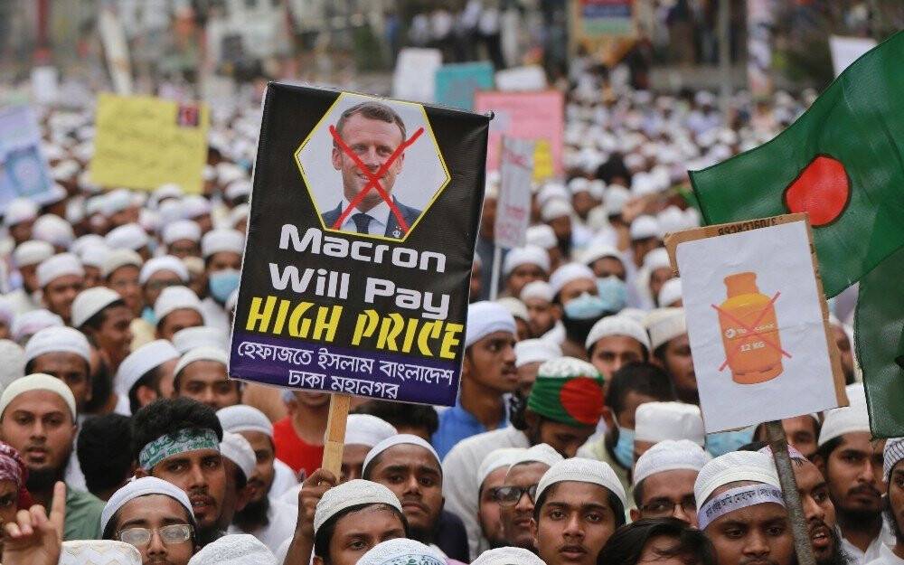 Bangladeş’te binlerce kişi Macron’a karşı sokaklara döküldü