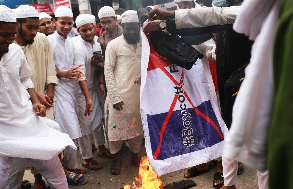 Bangladeş’te binlerce kişi Macron’a karşı sokaklara döküldü