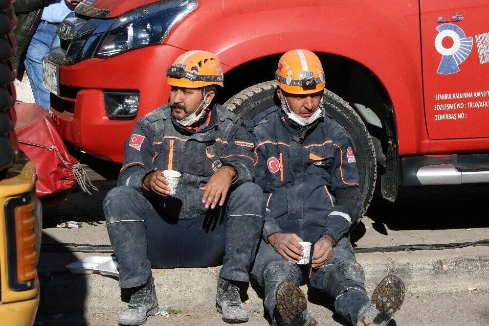 Depremin kahramanları üzüntü ve sevinci bir arada yaşıyor