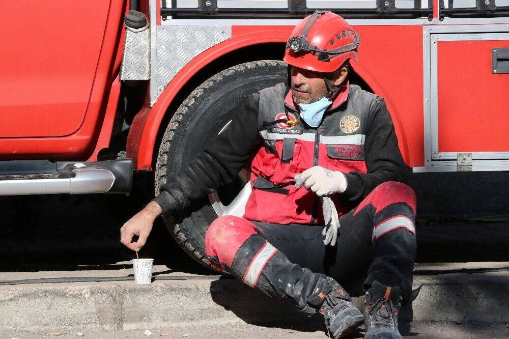 Depremin kahramanları üzüntü ve sevinci bir arada yaşıyor