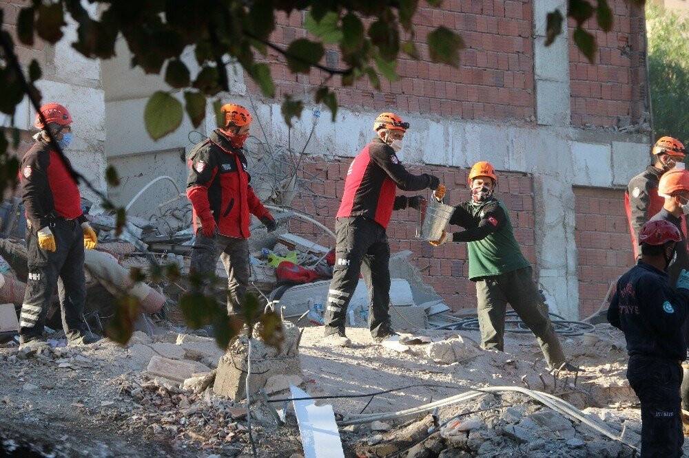 Depremin kahramanları üzüntü ve sevinci bir arada yaşıyor