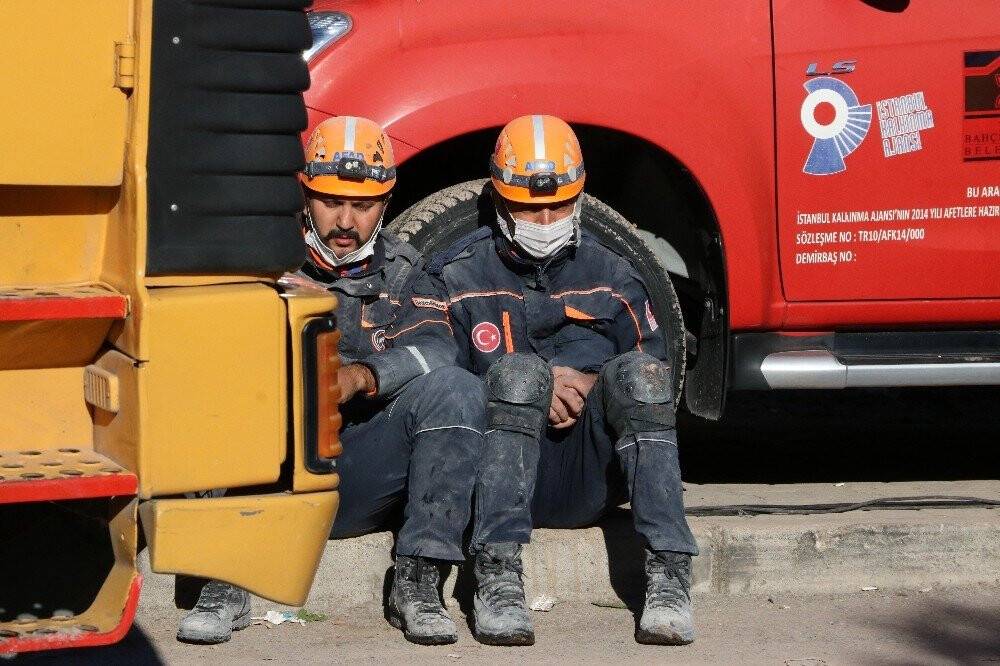 Depremin kahramanları üzüntü ve sevinci bir arada yaşıyor