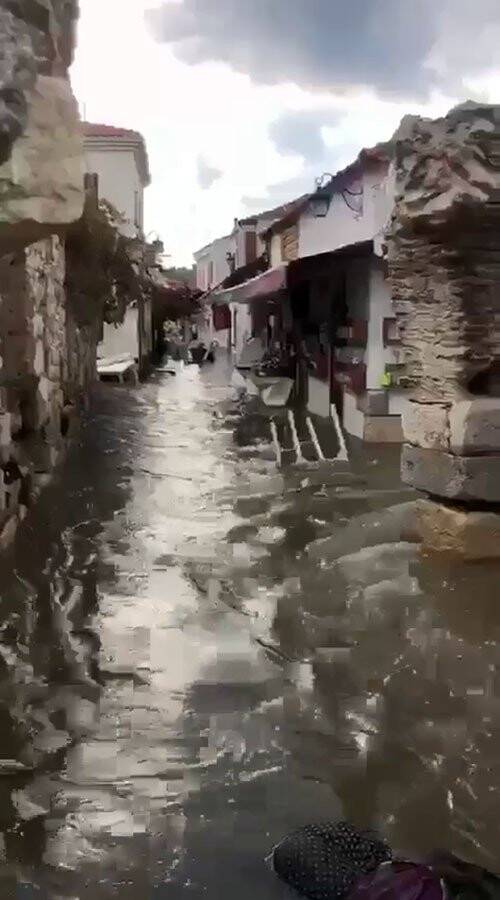 Tsunamiye kapılan babaannesini görünce yıkıldı
