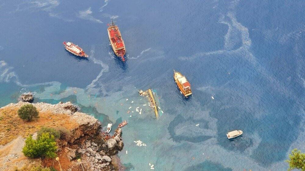 İçinde Turistlerinde bulunduğu tur teknesi alabora oldu