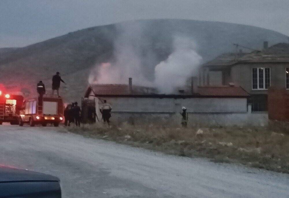 Yunak’ta bir evin müştemilatında yangın çıktı