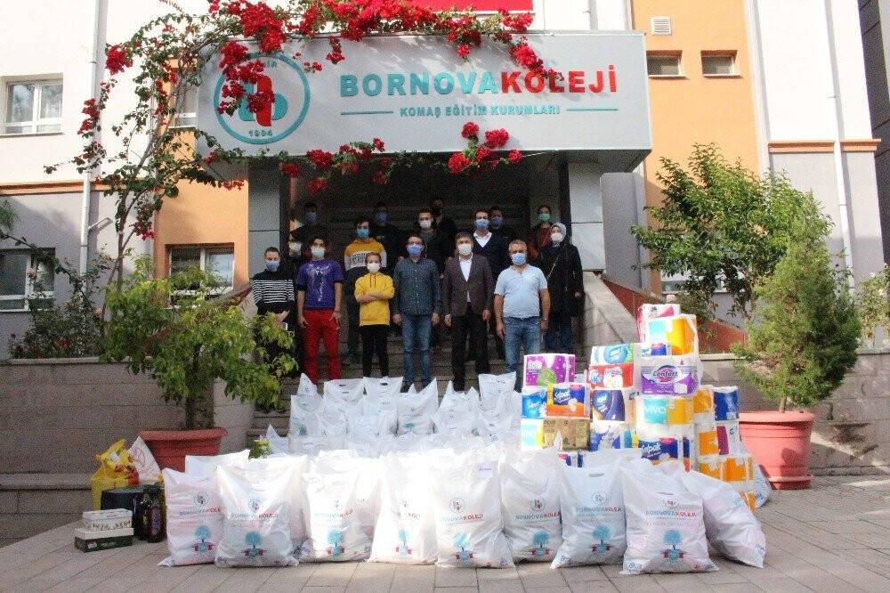 Depremzede çocuklara kırtasiye malzemeleri ve oyuncak dağıtıldı