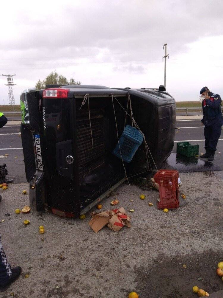 Konya'da kontrolden çıkan kamyonet devrildi: 2 yaralı