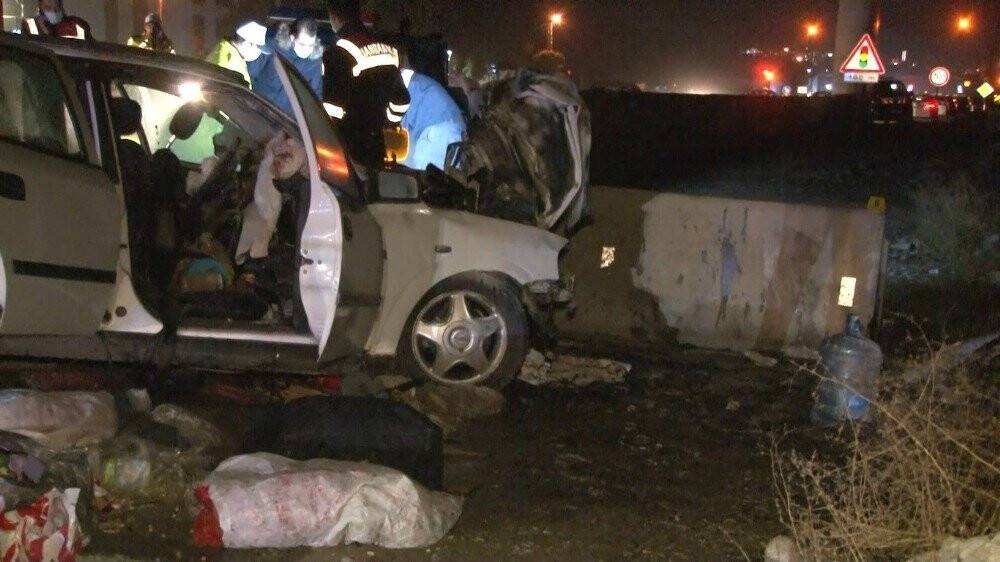 Başkent’te otomobil bariyerlere çarptı: 1 ölü, 2 yaralı