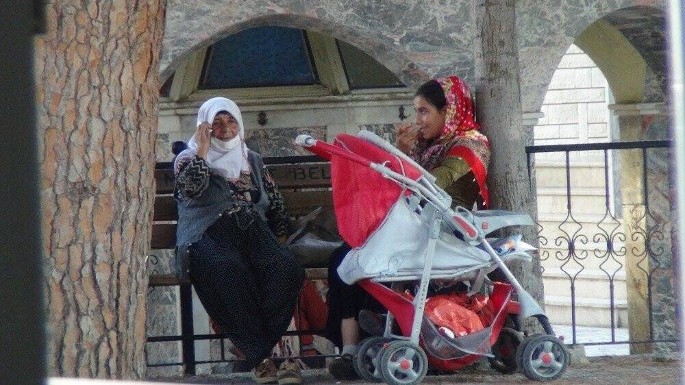 Okul önünde bira içen kadın kameralara yakalandı