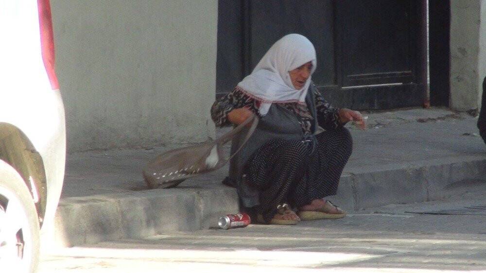 Okul önünde bira içen kadın kameralara yakalandı