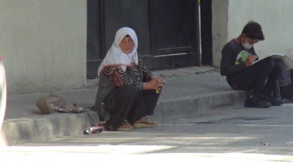 Okul önünde bira içen kadın kameralara yakalandı