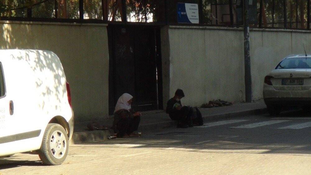 Okul önünde bira içen kadın kameralara yakalandı