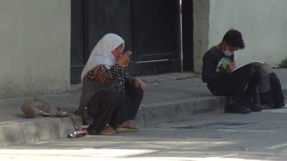 Okul önünde bira içen kadın kameralara yakalandı