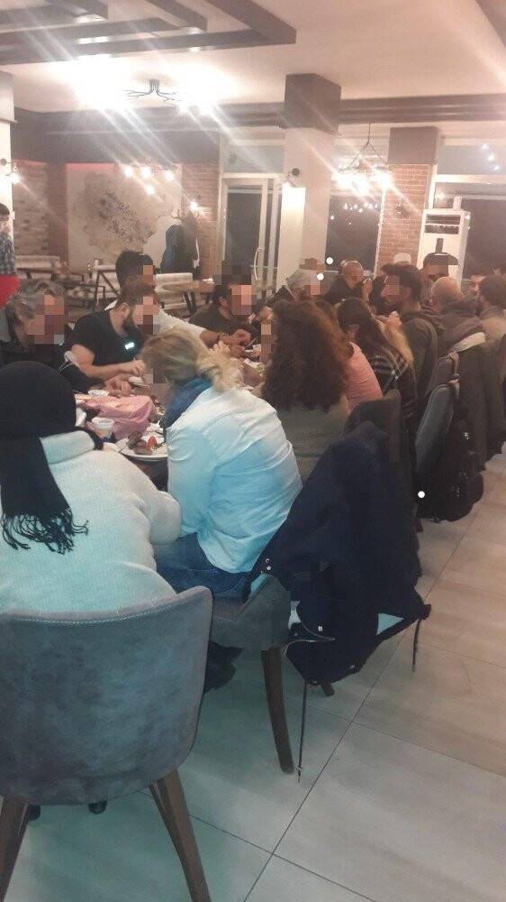 Sosyal mesafenin ihlal edildiği toplu yemeğe 63 bin lira ceza