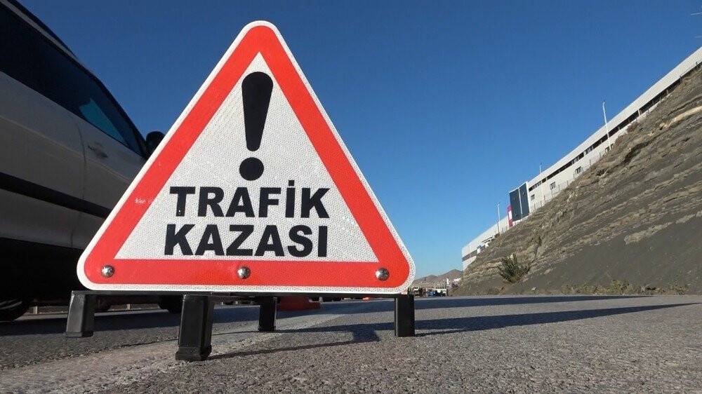 Hızını alamayan otomobil şarampole devrildi: 2 yaralı