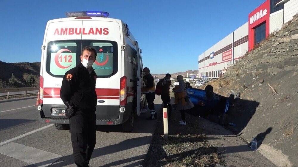 Hızını alamayan otomobil şarampole devrildi: 2 yaralı
