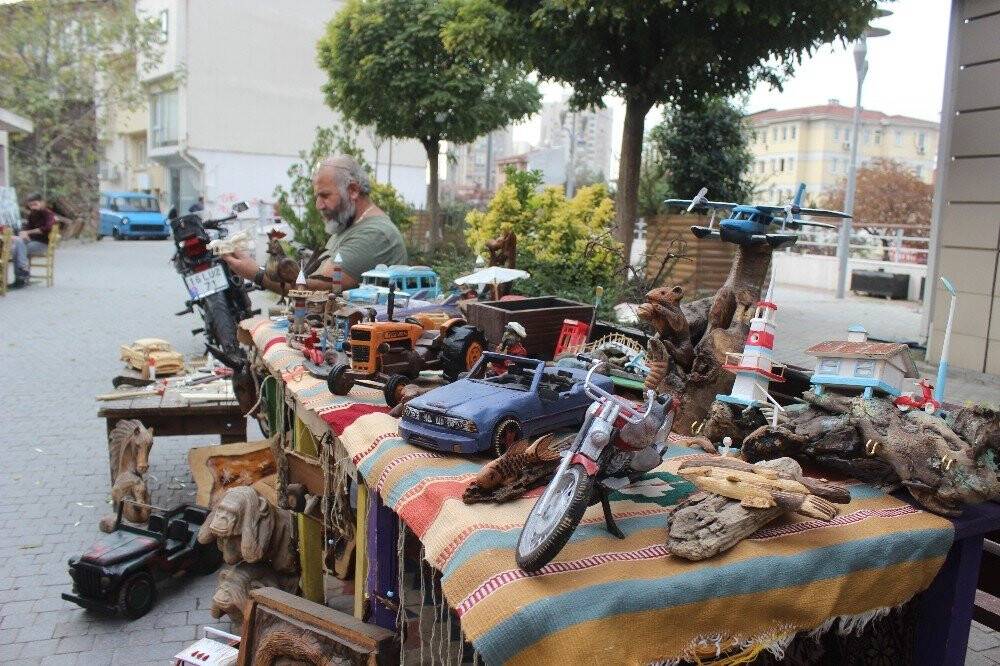 Odunları çakıyla otomobile çeviriyor