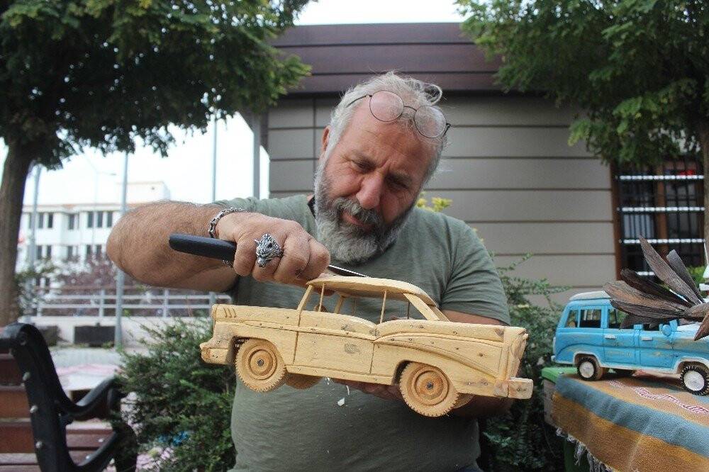 Odunları çakıyla otomobile çeviriyor