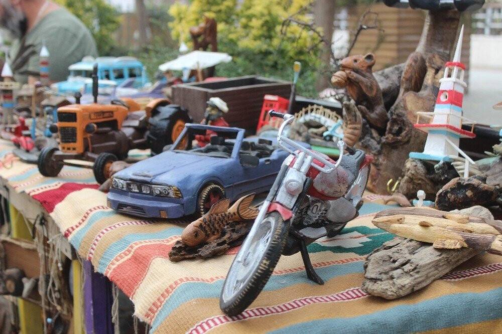 Odunları çakıyla otomobile çeviriyor