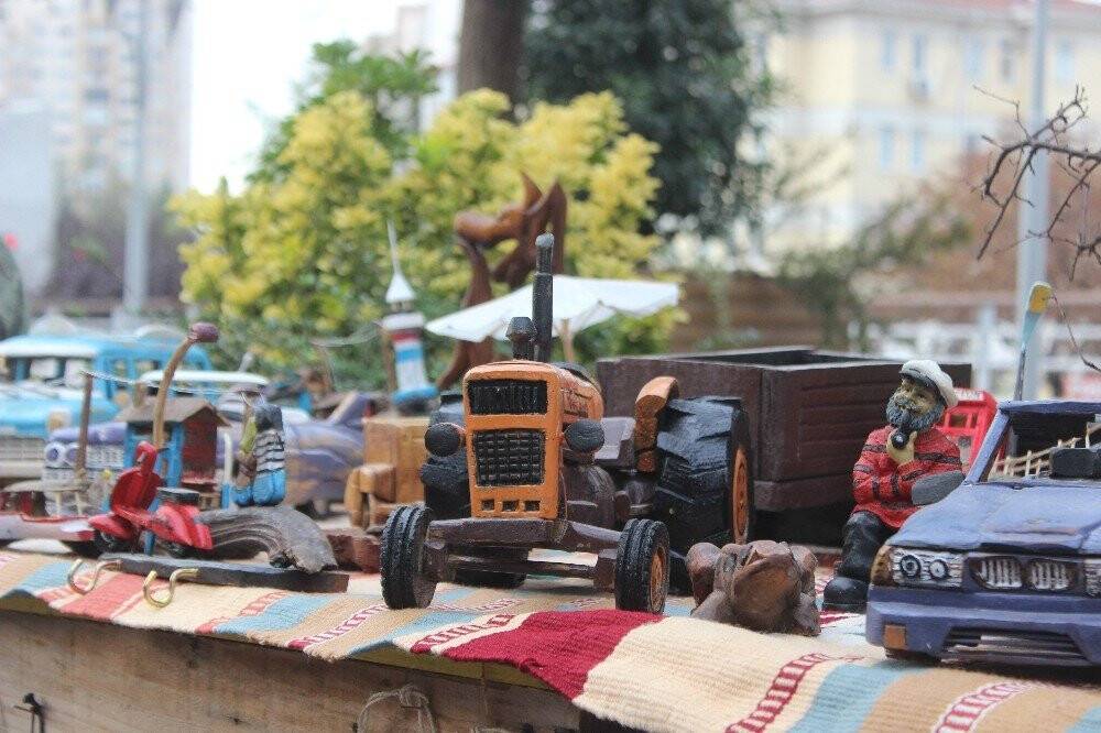 Odunları çakıyla otomobile çeviriyor