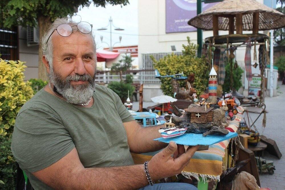 Odunları çakıyla otomobile çeviriyor