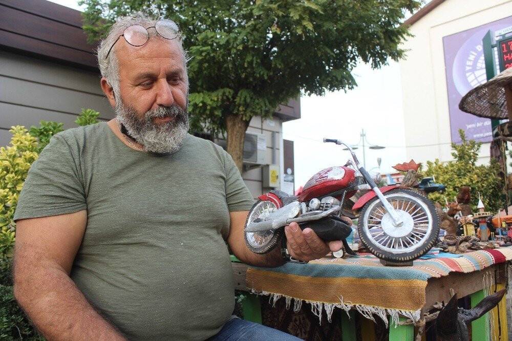 Odunları çakıyla otomobile çeviriyor