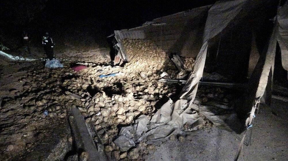 Pancar yüklü kamyon devrildi, sürücü ağır yaralandı