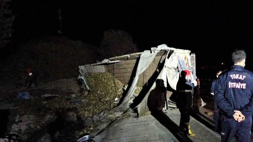 Pancar yüklü kamyon devrildi, sürücü ağır yaralandı