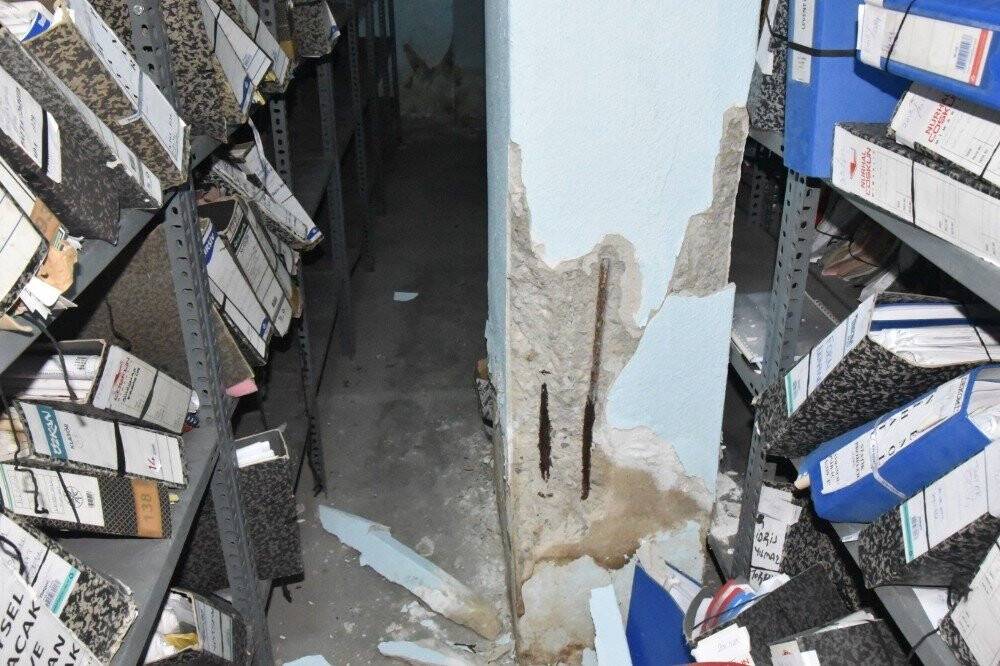Belediye çalışanları, depremde ağır hasar alan binada ölümden dönmüş! İşte o görüntüler