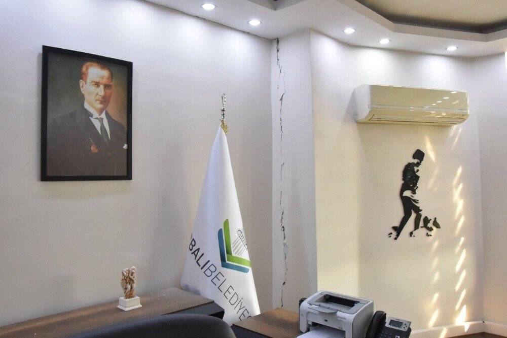 Belediye çalışanları, depremde ağır hasar alan binada ölümden dönmüş! İşte o görüntüler