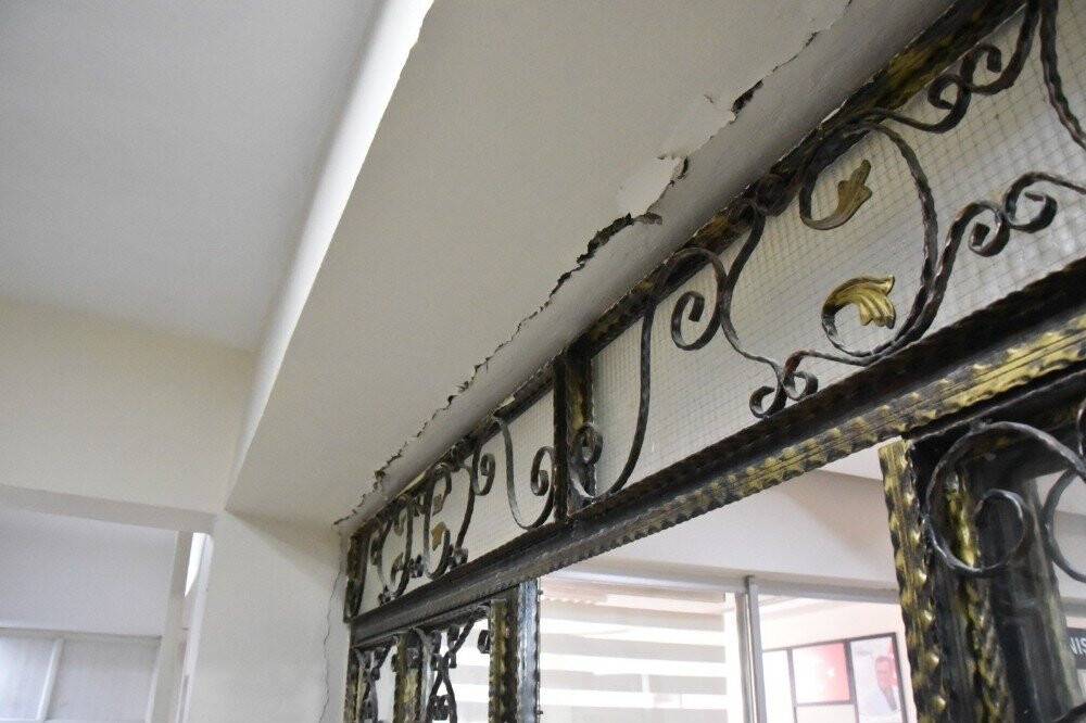 Belediye çalışanları, depremde ağır hasar alan binada ölümden dönmüş! İşte o görüntüler
