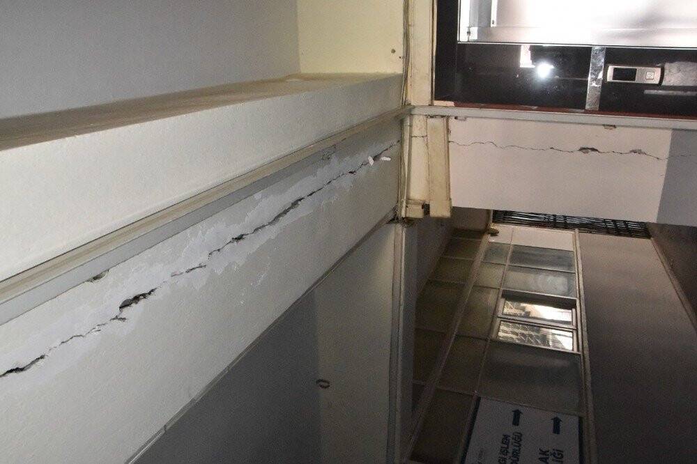 Belediye çalışanları, depremde ağır hasar alan binada ölümden dönmüş! İşte o görüntüler